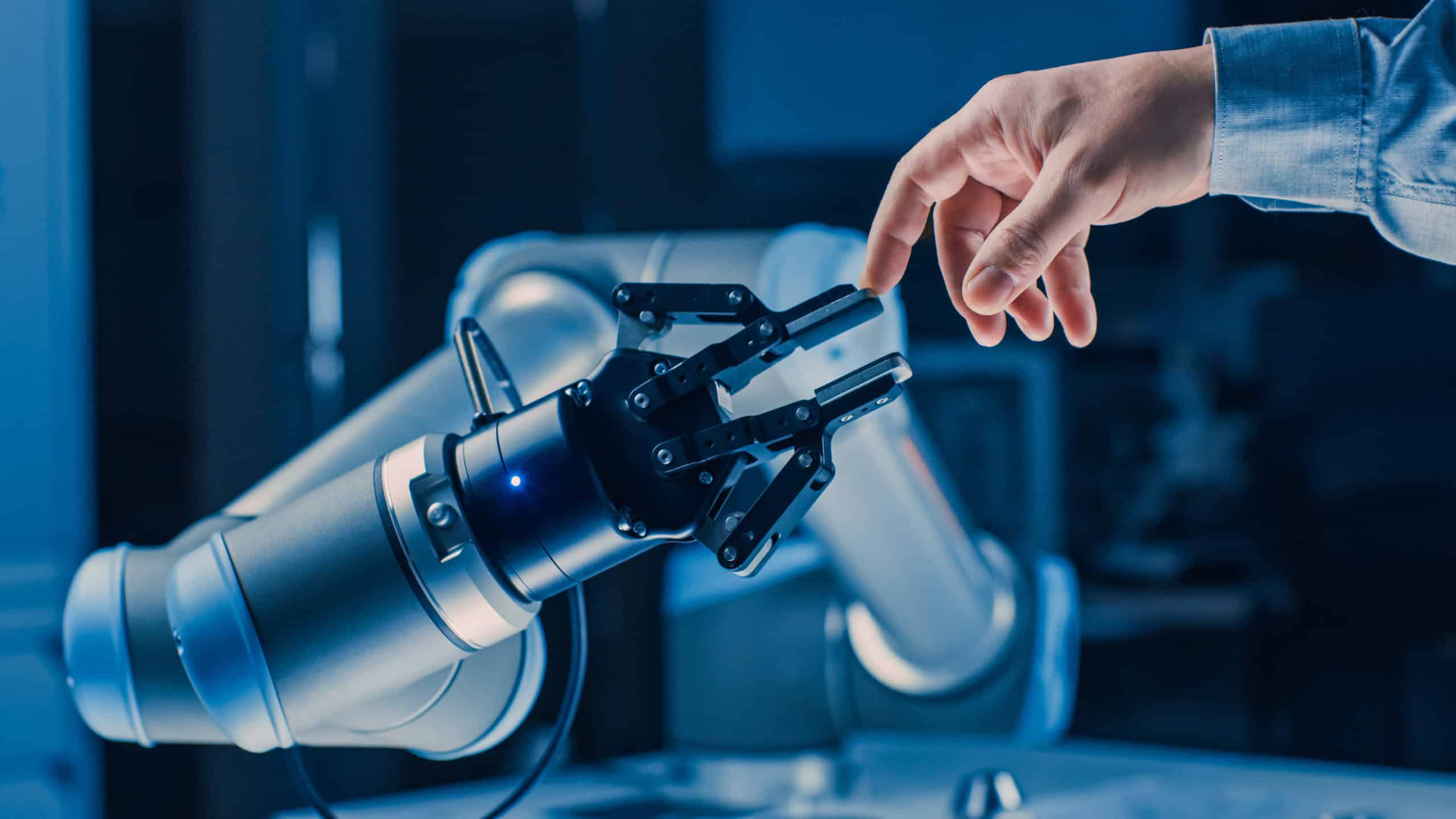Roboterarm und menschliche Hand begegnen sich