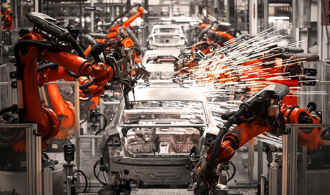 Roboterarme produzieren Autos