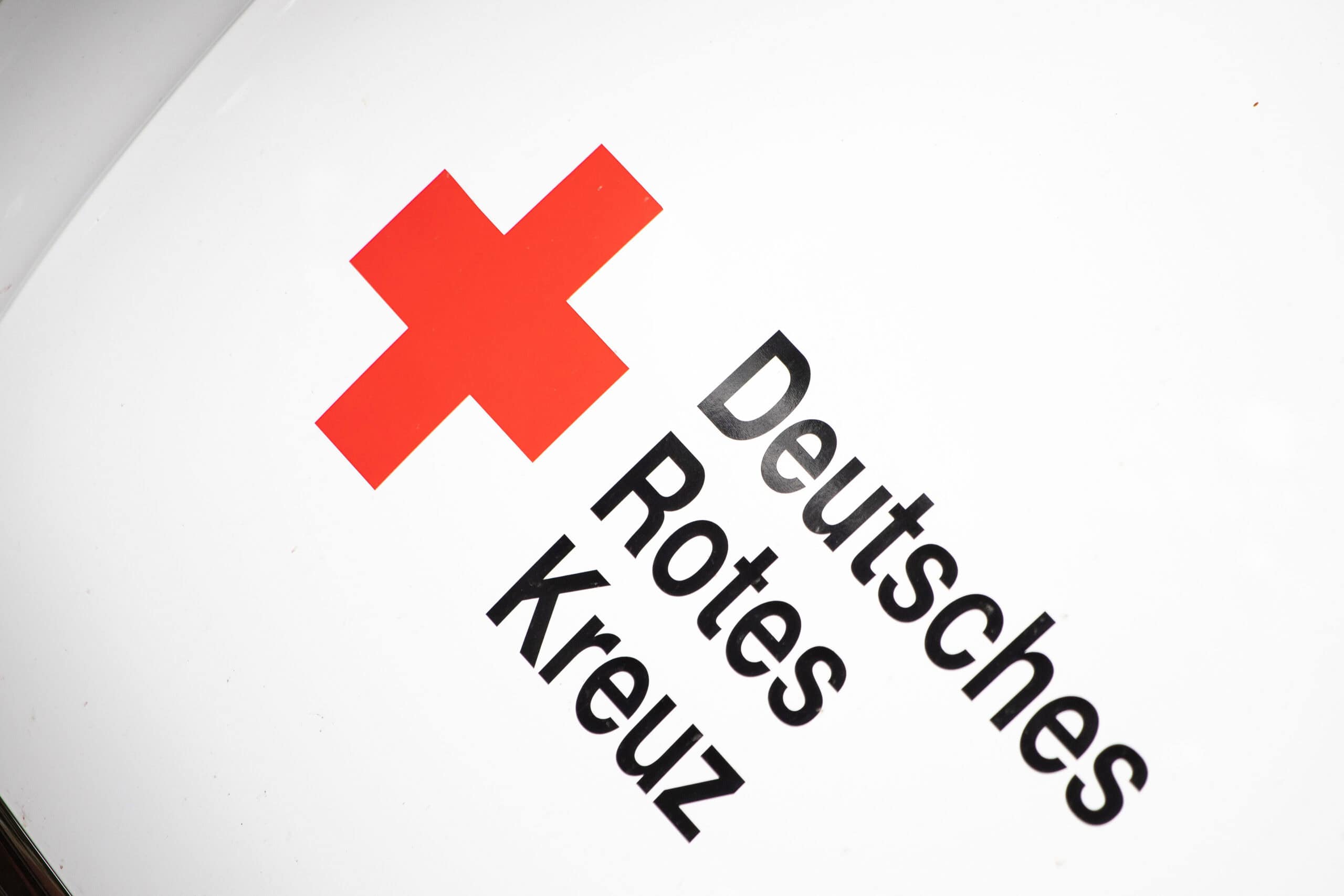 Deutsches Rotes Kreuz Das Logo des Deutschen Roten Kreuzes auf einer weißen Motorhaube