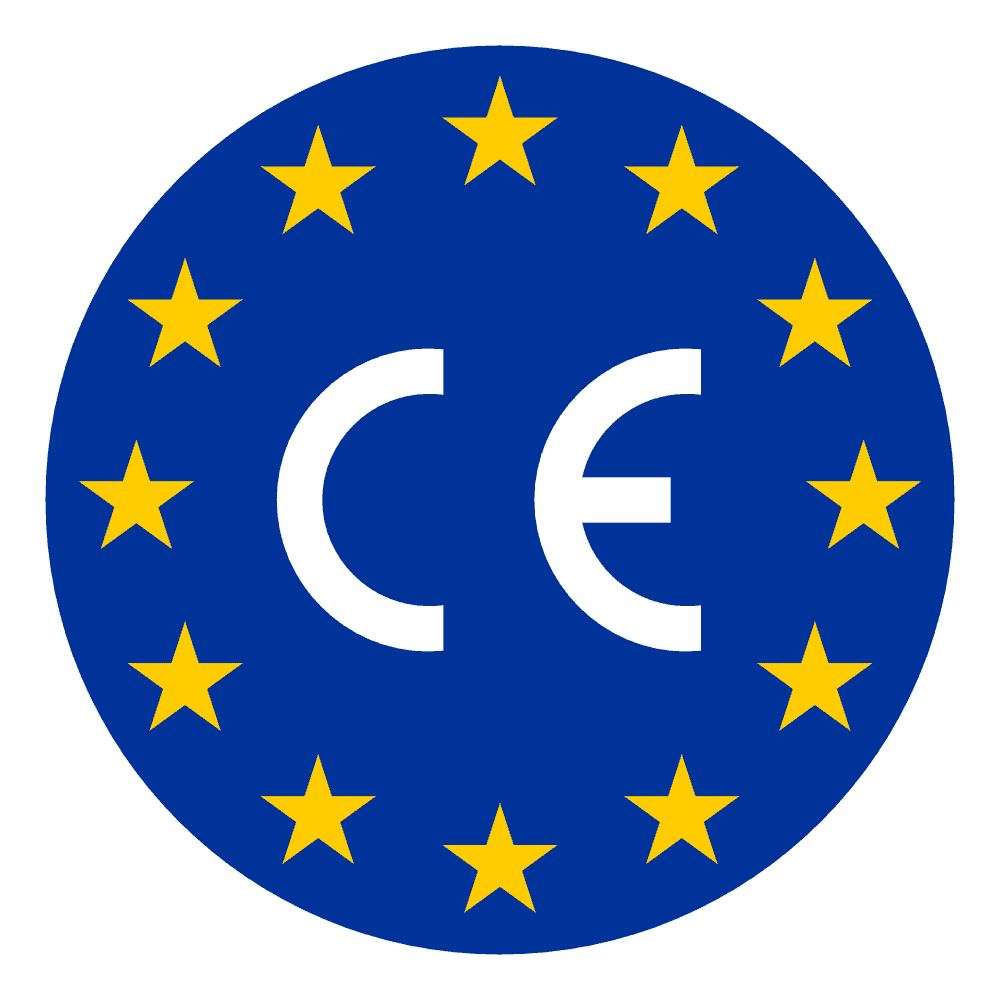 CE-Kennzeichnung Das offizielle CE-Kennzeichen vor einer kreisrunden EU-Flagge.