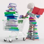Vor weißem Hintergrund liegt ein hoher bunter Buchstapel in Form eines Menschen. Die eine Hand hält einen Einkaufskorb mit Büchern, die andere ein Buch zum Lesen.