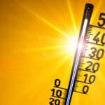 Ein Thermometer mit hoher Temperatur ist in der Sonne zu sehen.