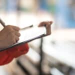 Ein Sicherheitsbeauftragter füllt während der Sicherheitsüberprüfung ein Sicherheitschecklisten-Dokument aus