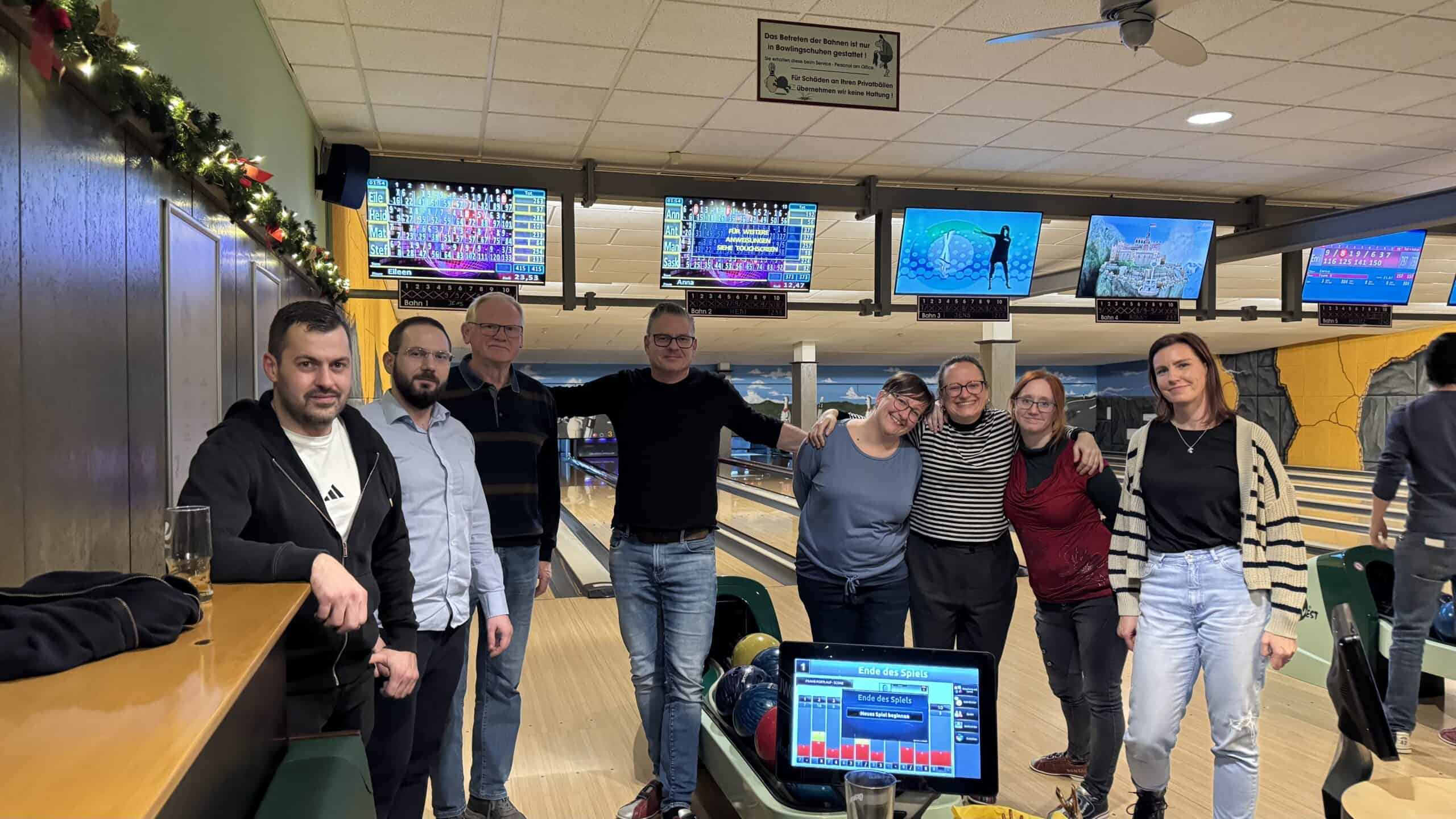 IMG_3589 Das midok-Team beim Weihnachtsbowling